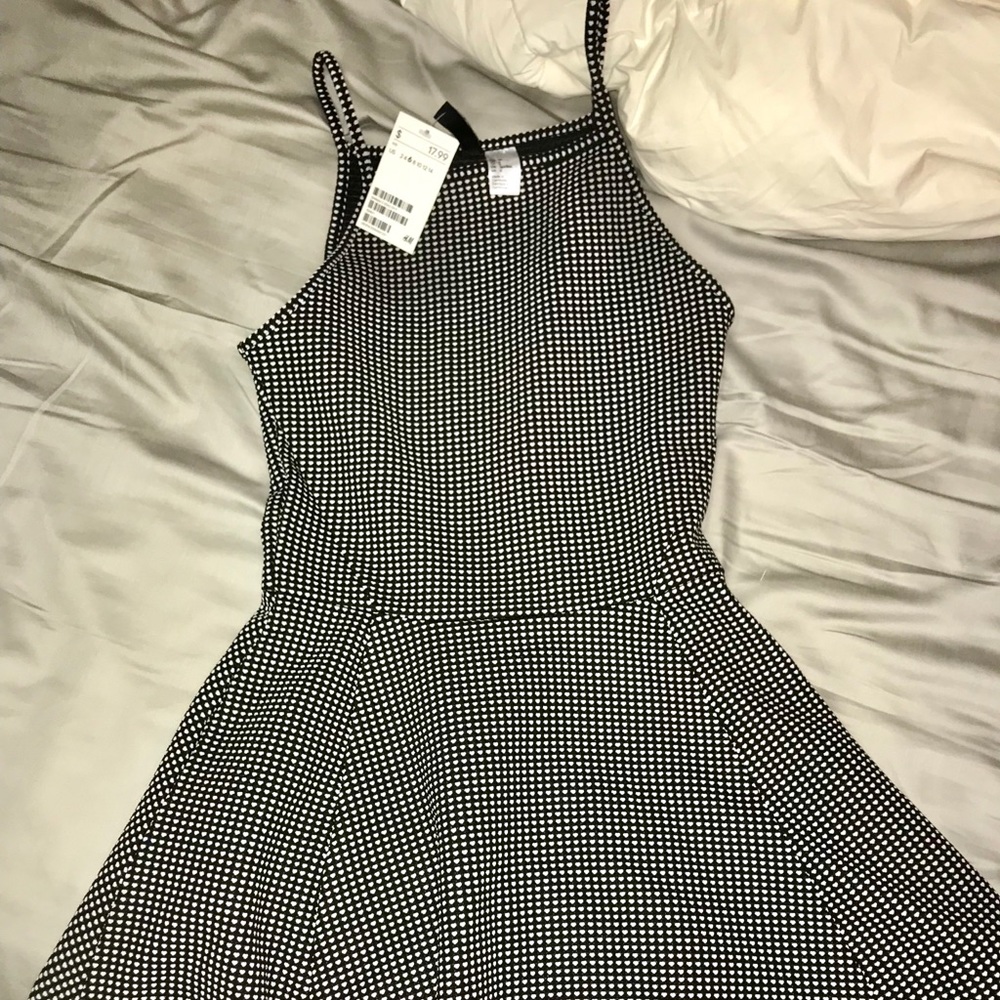 🆕 H&M Fit Flare Dress, Black/white